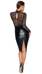 Frau im schwarzen Wetlook-Midikleid mit Spitzentop und Rückenschlitz, elegante High Heels