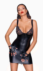 Frau in glänzendem Wetlook Minikleid mit Spitze, Reißverschluss und Fingerlosen Handschuhen